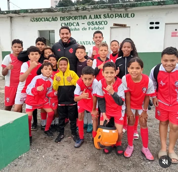 Atletas e escola de futebol Ajax São Paulo em Osasco